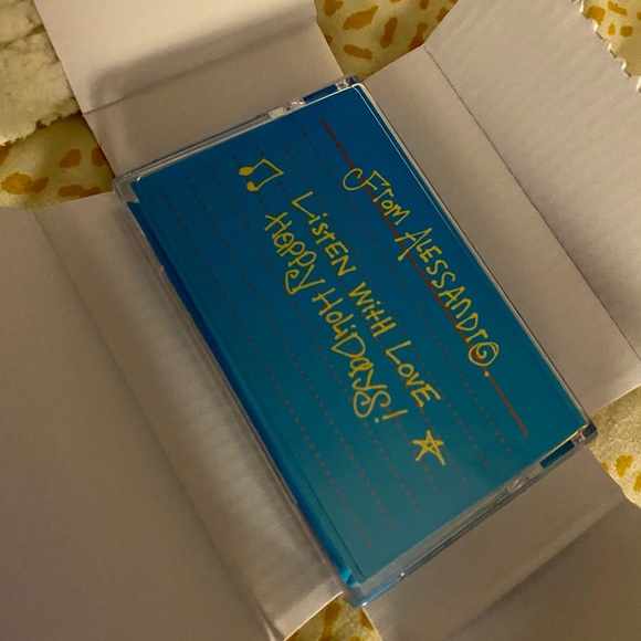 Gucci exclusive holiday 2021 cassette tape usb - Picture 2 of 6